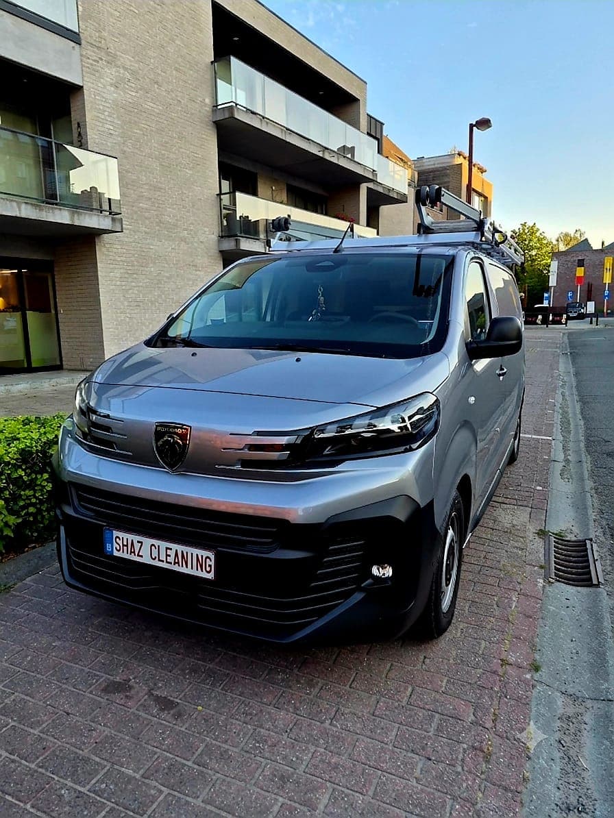 Bestelwagen van Shaz Cleaning klaar voor de volgende job