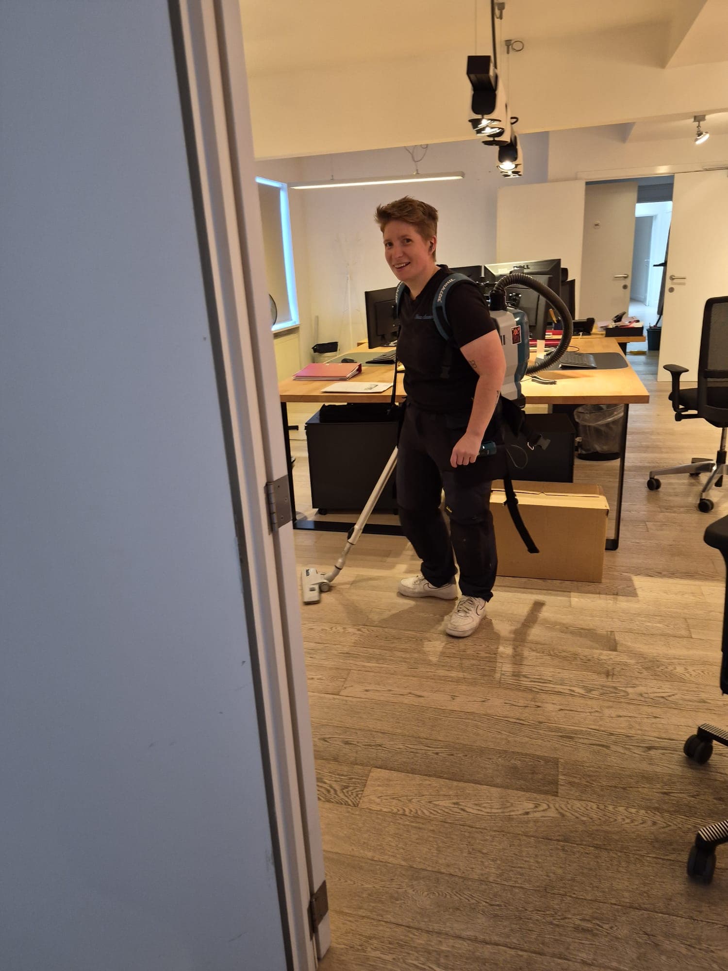 Medewerker van Shaz Cleaning tijdens kantoorschoonmaak